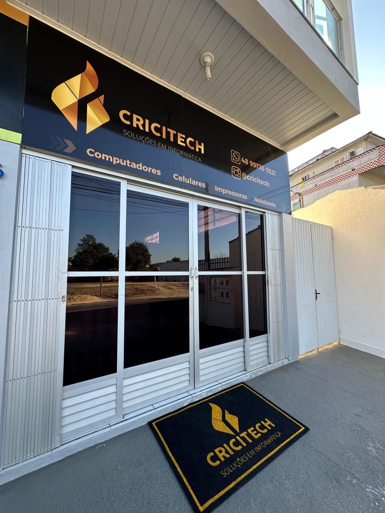Fachada da Cricitech em Criciúma, com o letreiro dourado da marca